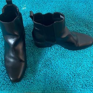 Mini black leather boots with heels